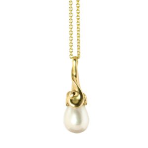 Cumulus Drop - guldvedhæng med perle. Bløde og feminine linjer fanget i et luksuriøst vedhæng i sølv, guld eller hvidguld med en skinnende stor perle.