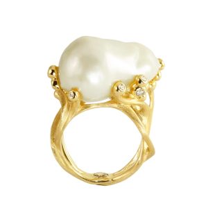 Stor og unik cocktail ring i guld med kæmpe ferskvandsperle og skinnende diamanter