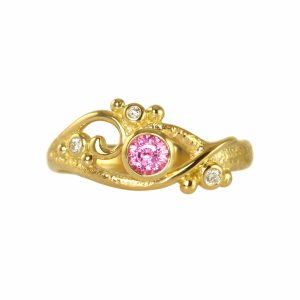 Smuk guldring med stor pink safir og to små hvide diamanter